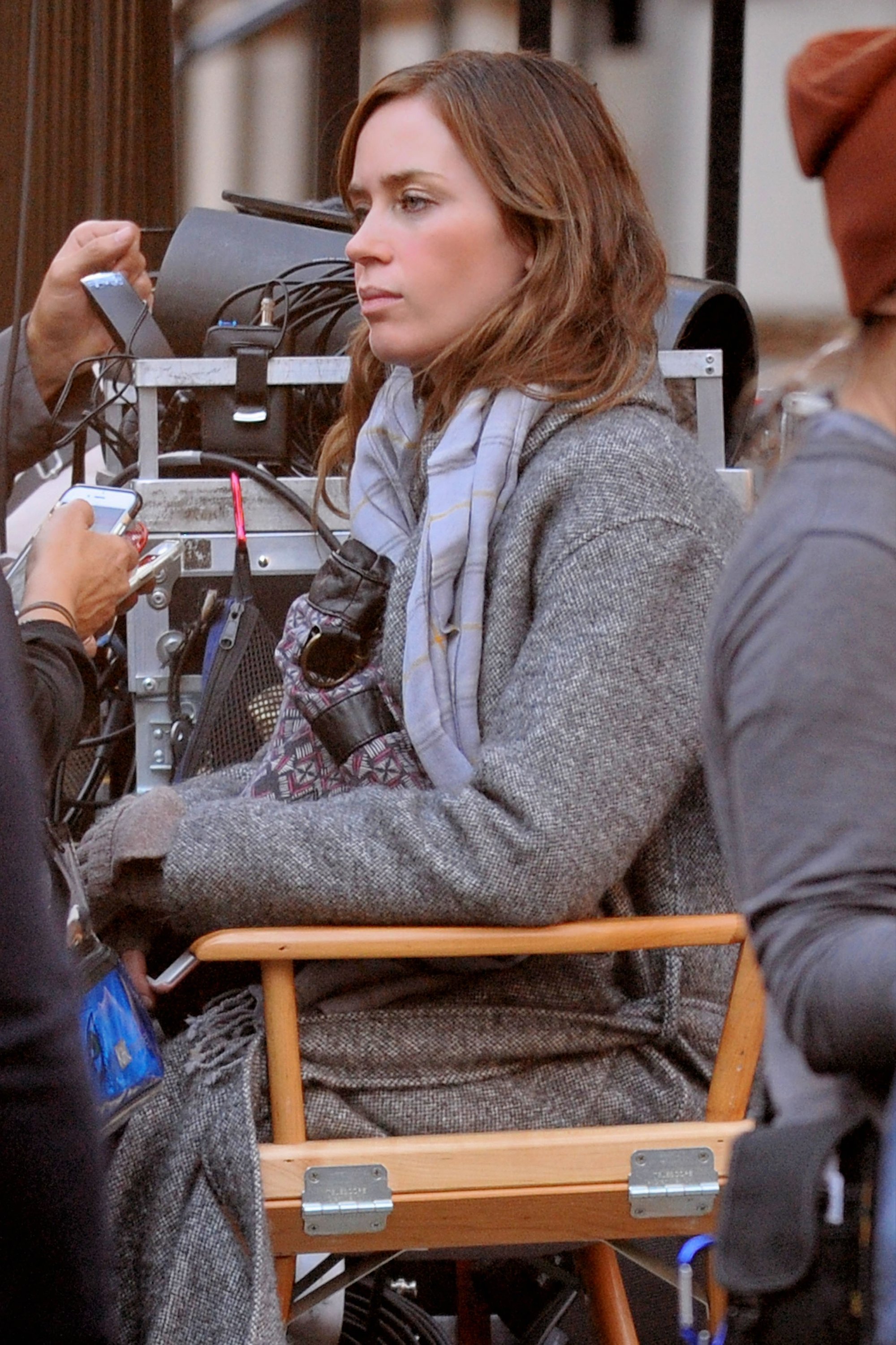 emily-blunt-the-girl-on-the-train-on-set-002.jpg