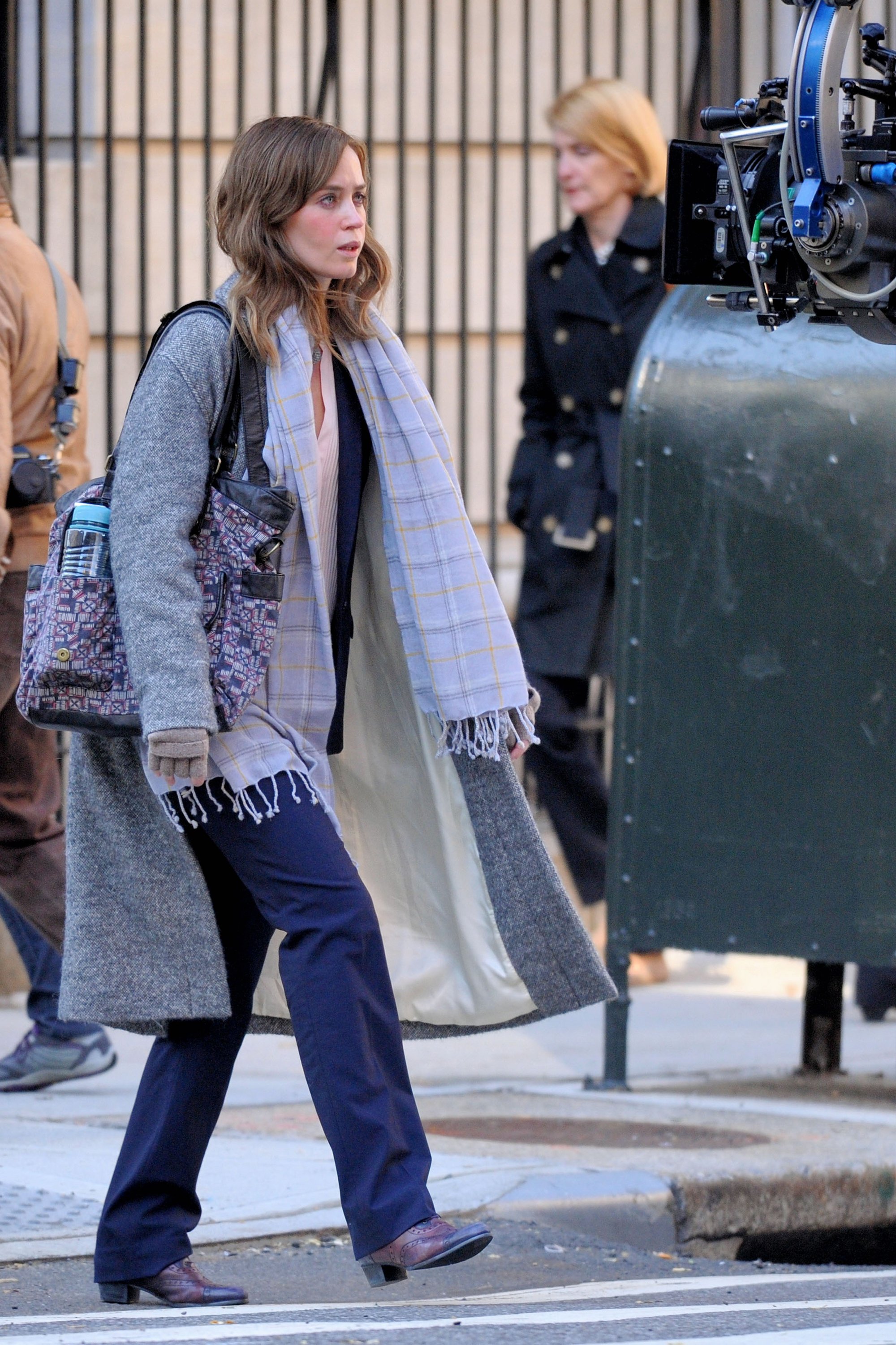emily-blunt-the-girl-on-the-train-on-set-004.jpg