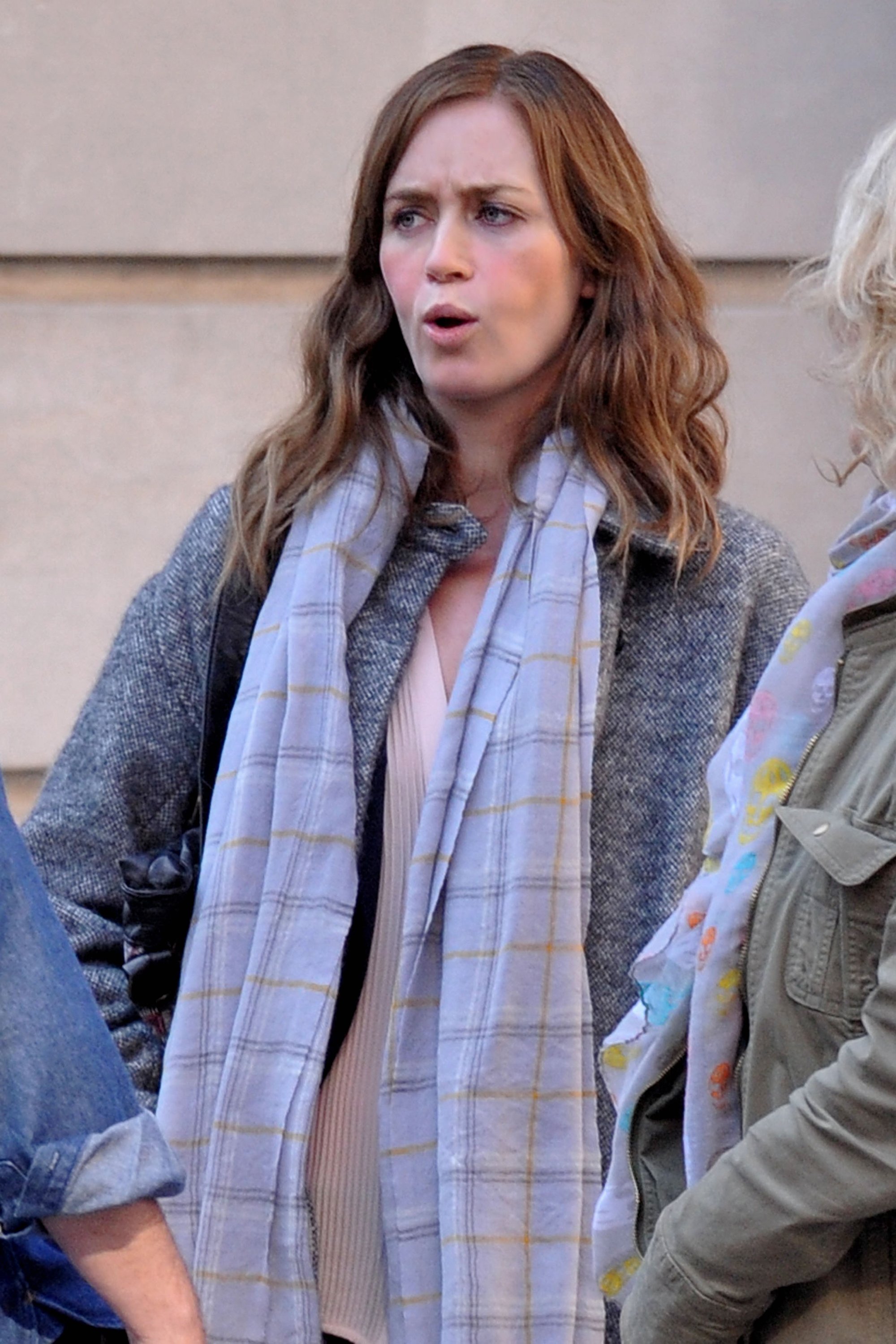emily-blunt-the-girl-on-the-train-on-set-008.jpg