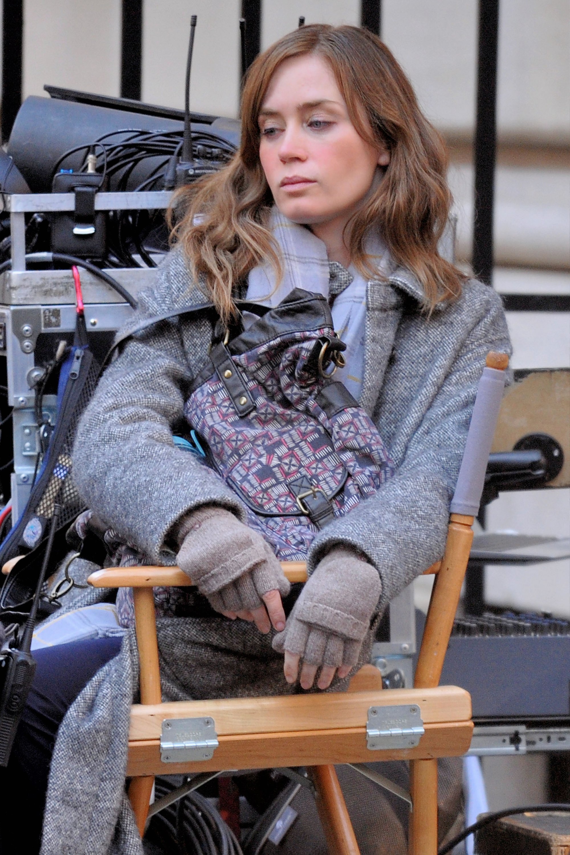 emily-blunt-the-girl-on-the-train-on-set-012.jpg