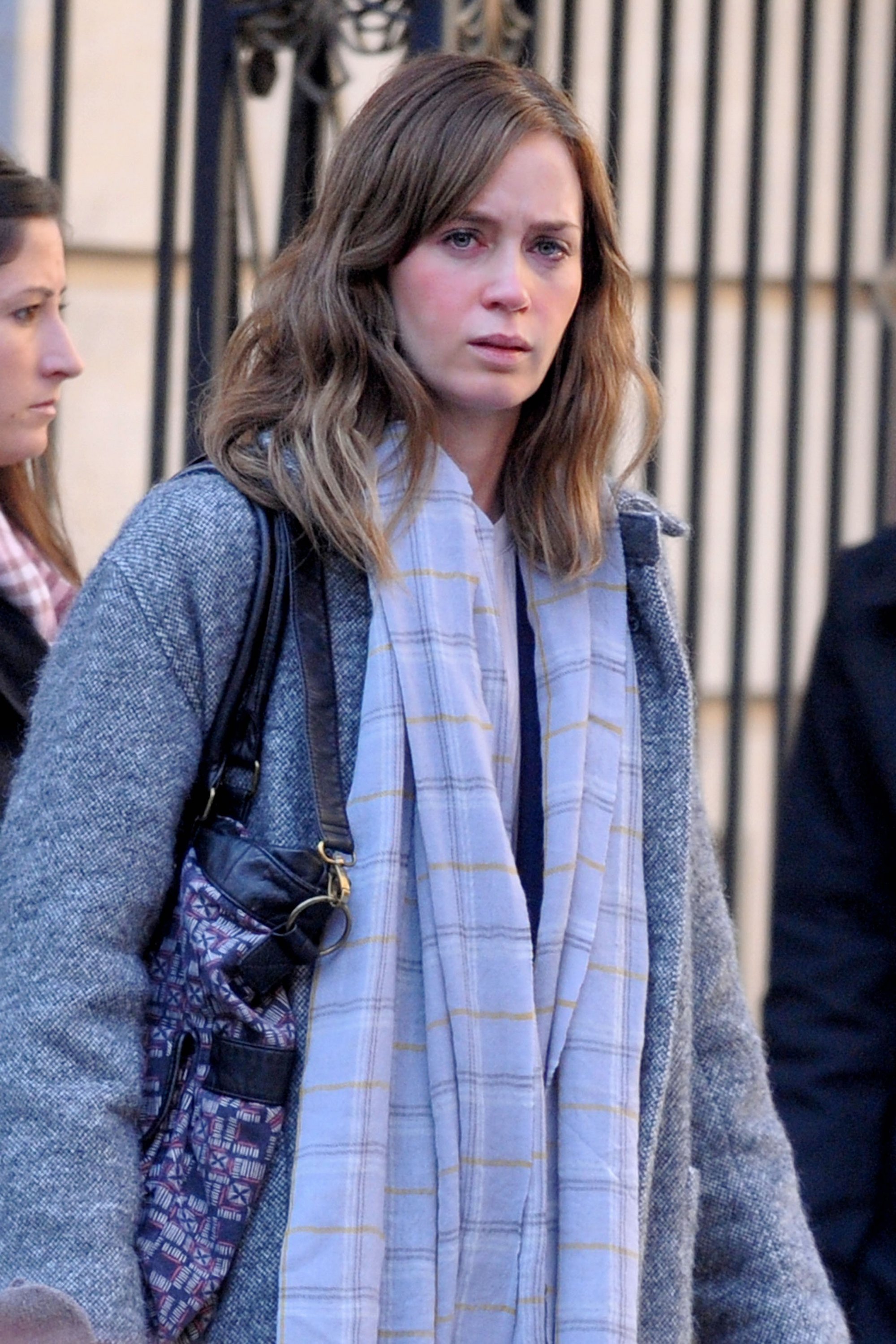 emily-blunt-the-girl-on-the-train-on-set-018.jpg