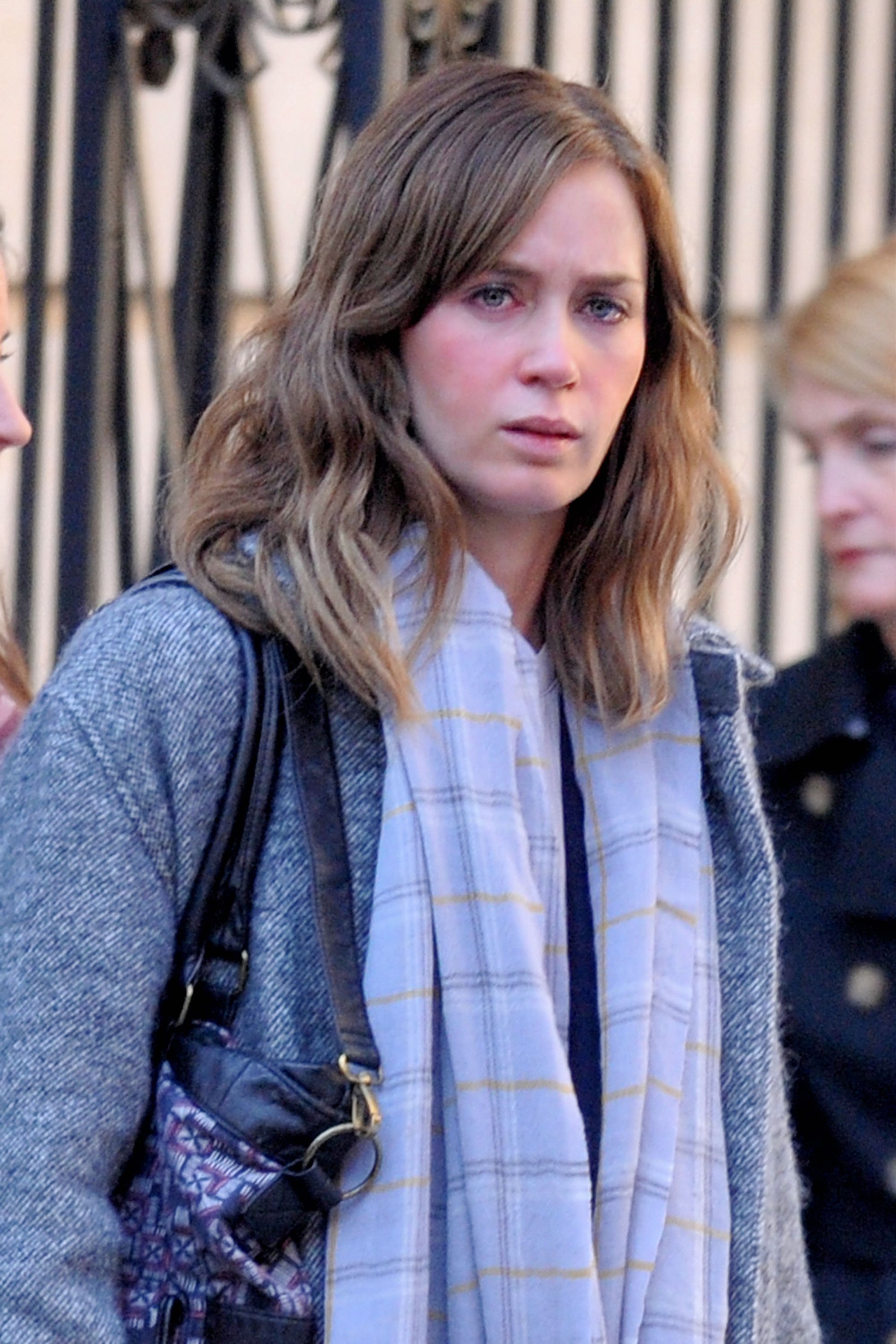 emily-blunt-the-girl-on-the-train-on-set-020.jpg