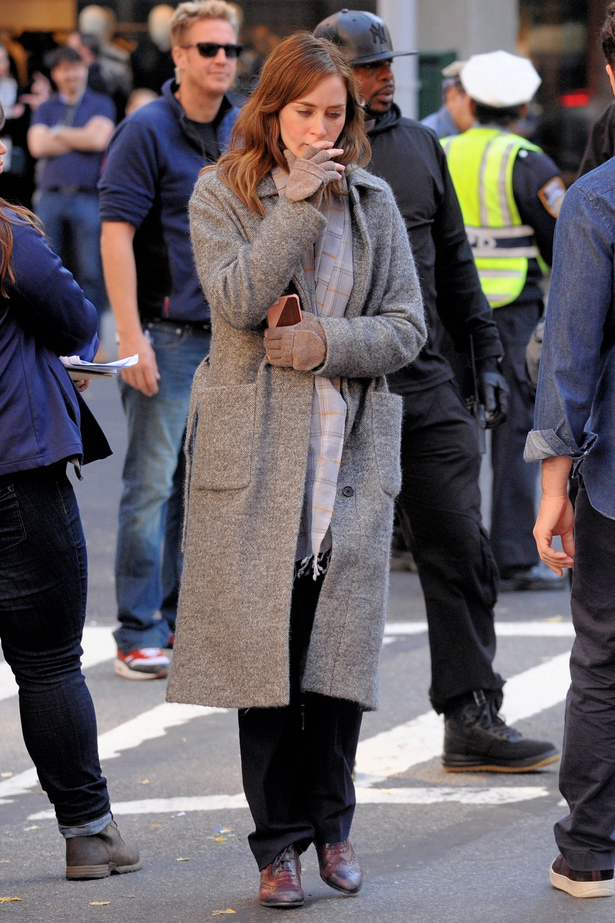 emily-blunt-the-girl-on-the-train-on-set-021.jpg