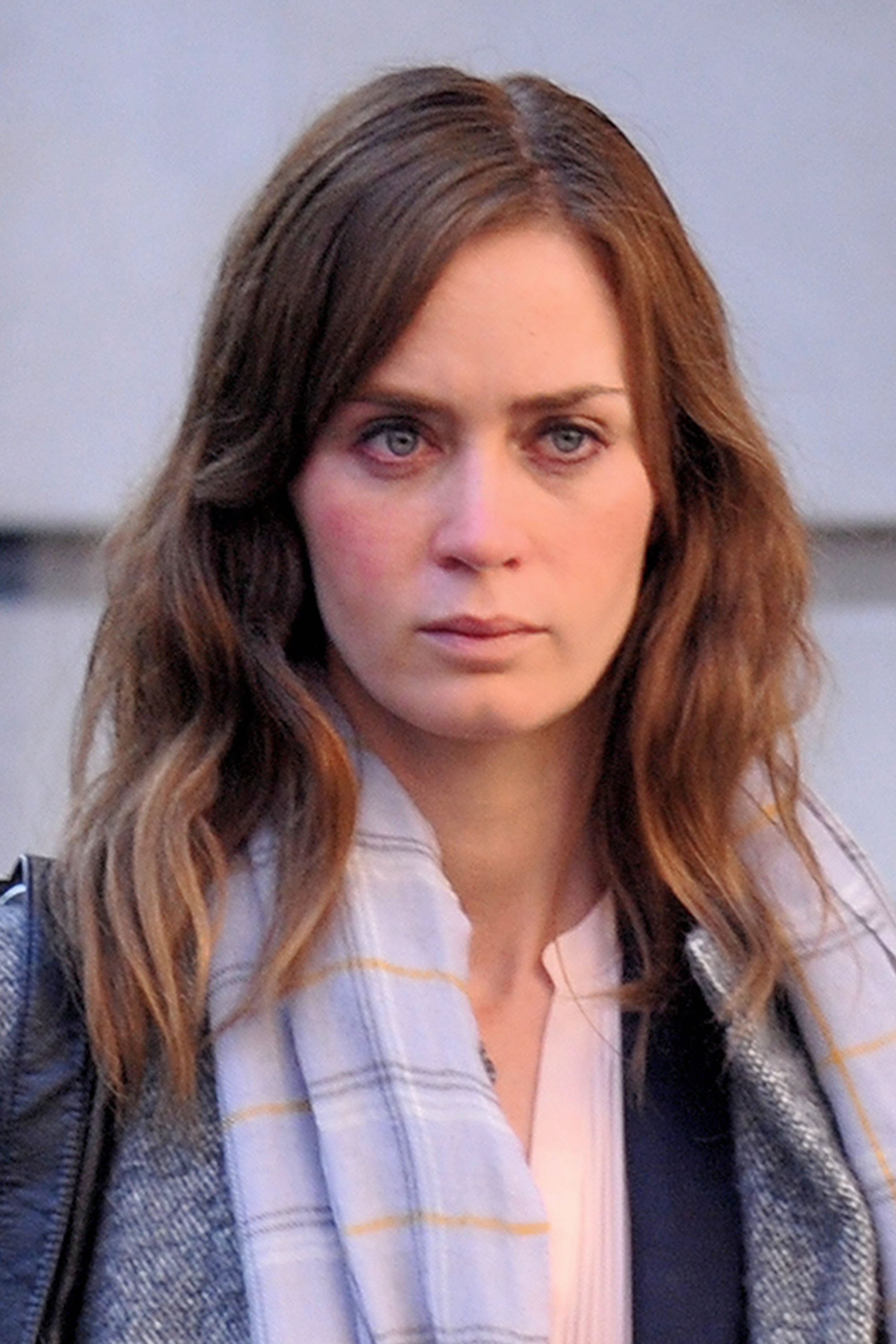 emily-blunt-the-girl-on-the-train-on-set-026.jpg