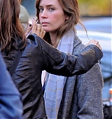 emily-blunt-the-girl-on-the-train-on-set-003.jpg