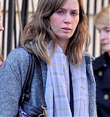 emily-blunt-the-girl-on-the-train-on-set-020.jpg