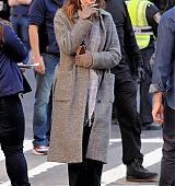 emily-blunt-the-girl-on-the-train-on-set-021.jpg