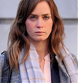 emily-blunt-the-girl-on-the-train-on-set-024.jpg