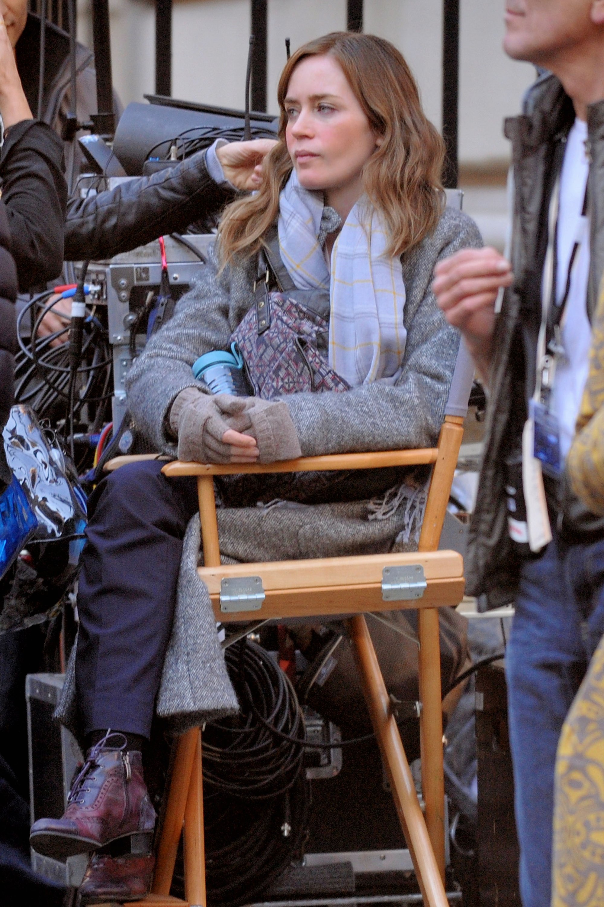 emily-blunt-the-girl-on-the-train-on-set-005.jpg