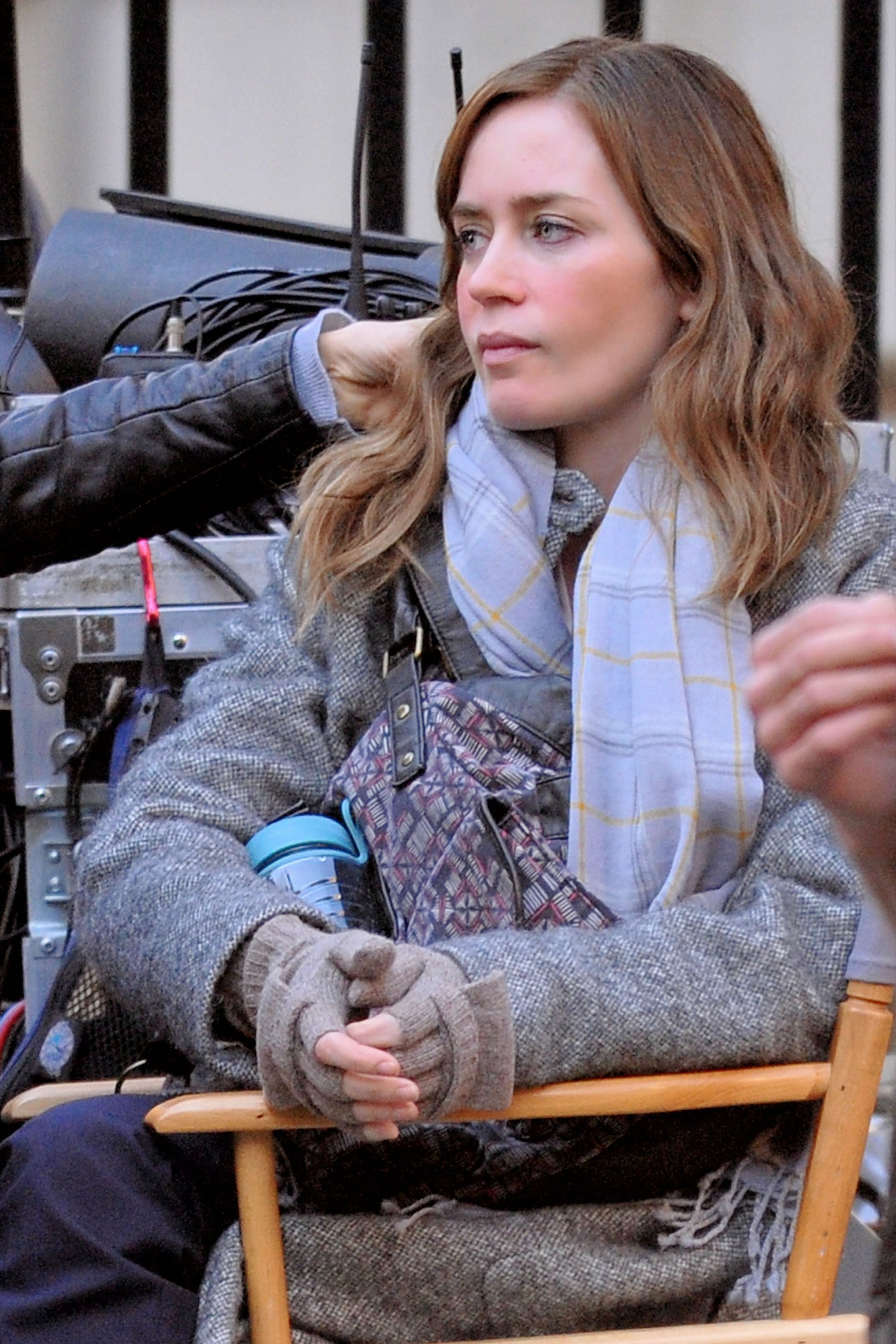 emily-blunt-the-girl-on-the-train-on-set-007.jpg