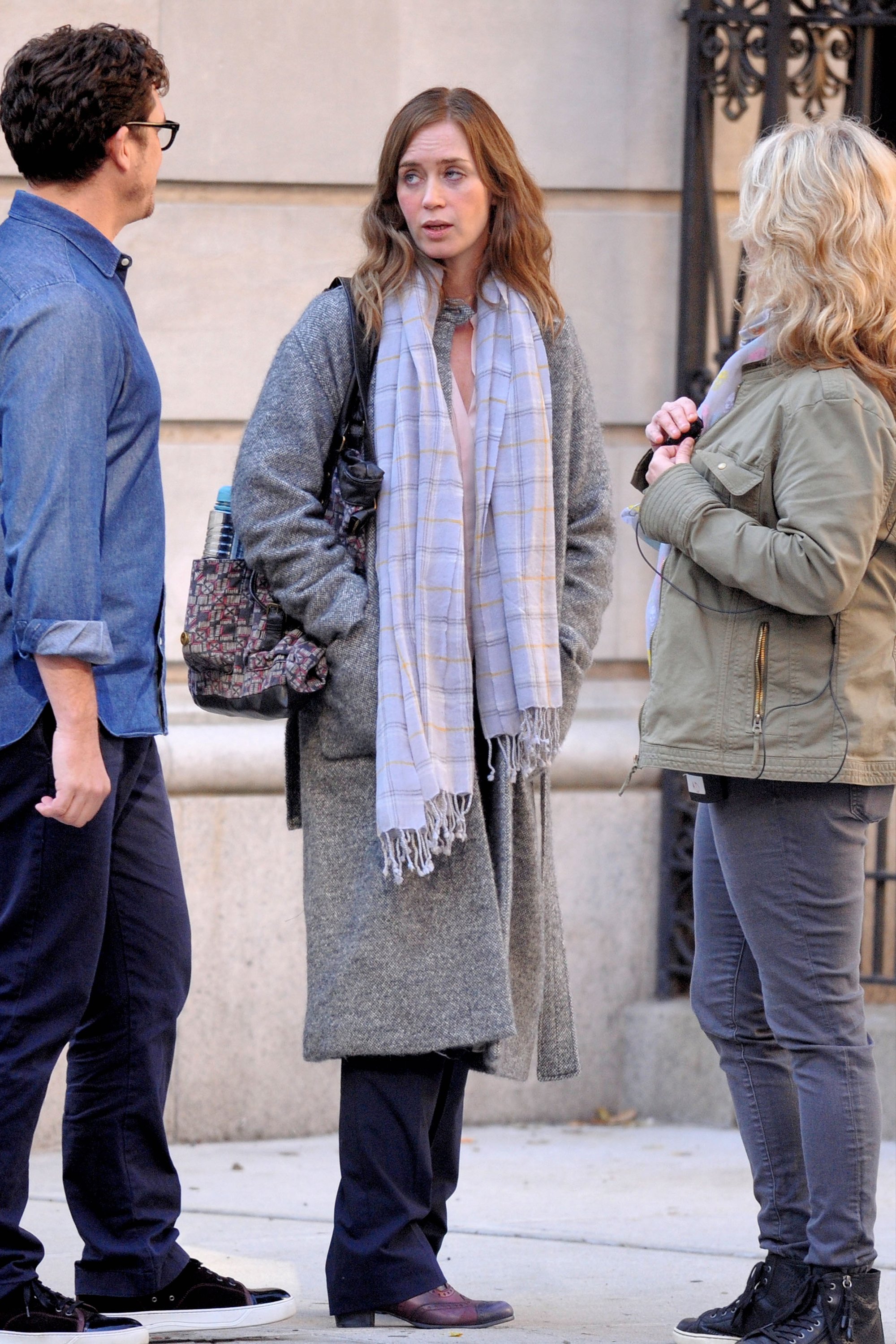 emily-blunt-the-girl-on-the-train-on-set-009.jpg