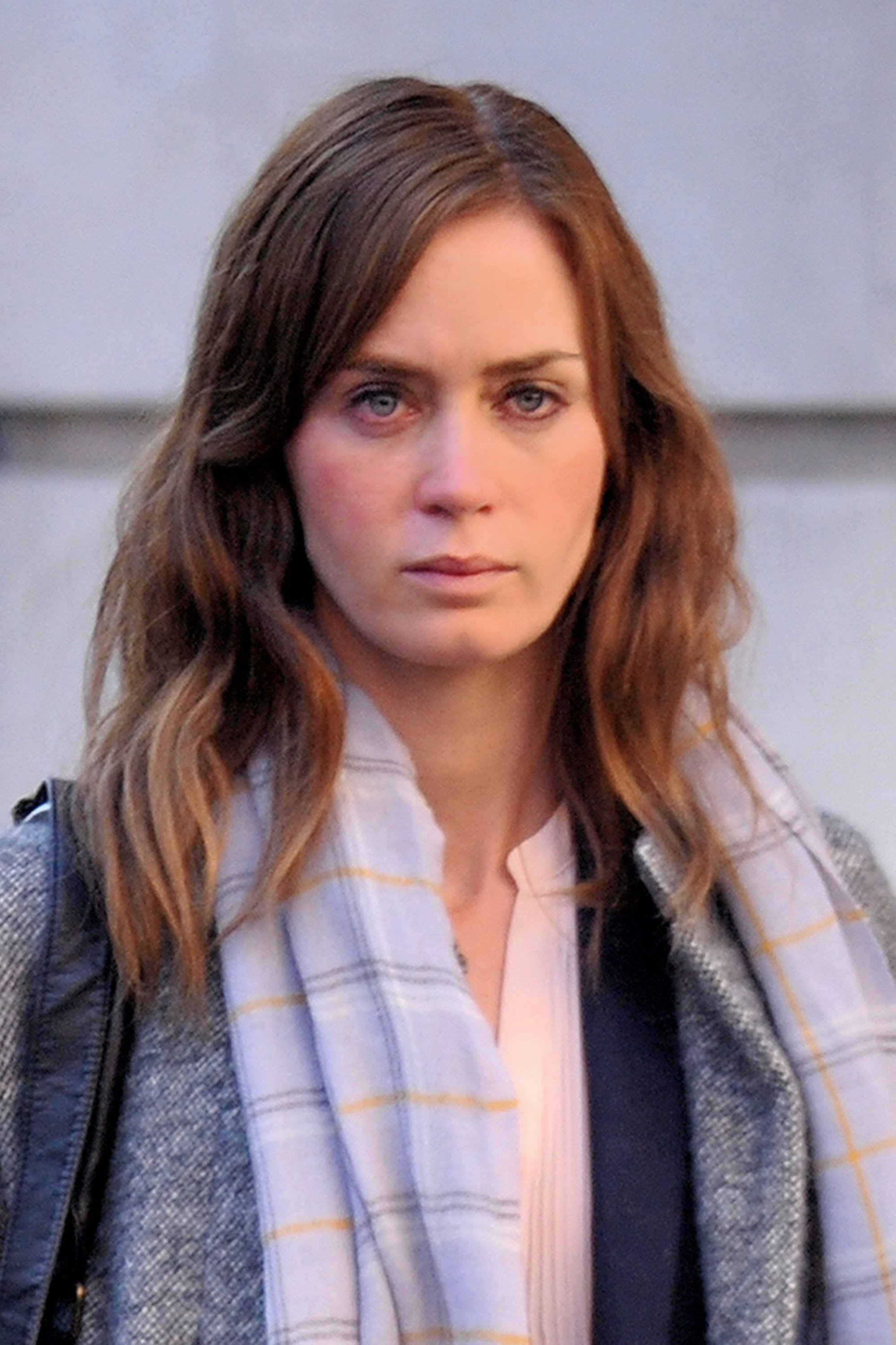 emily-blunt-the-girl-on-the-train-on-set-024.jpg
