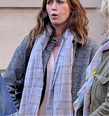 emily-blunt-the-girl-on-the-train-on-set-008.jpg