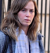 emily-blunt-the-girl-on-the-train-on-set-019.jpg