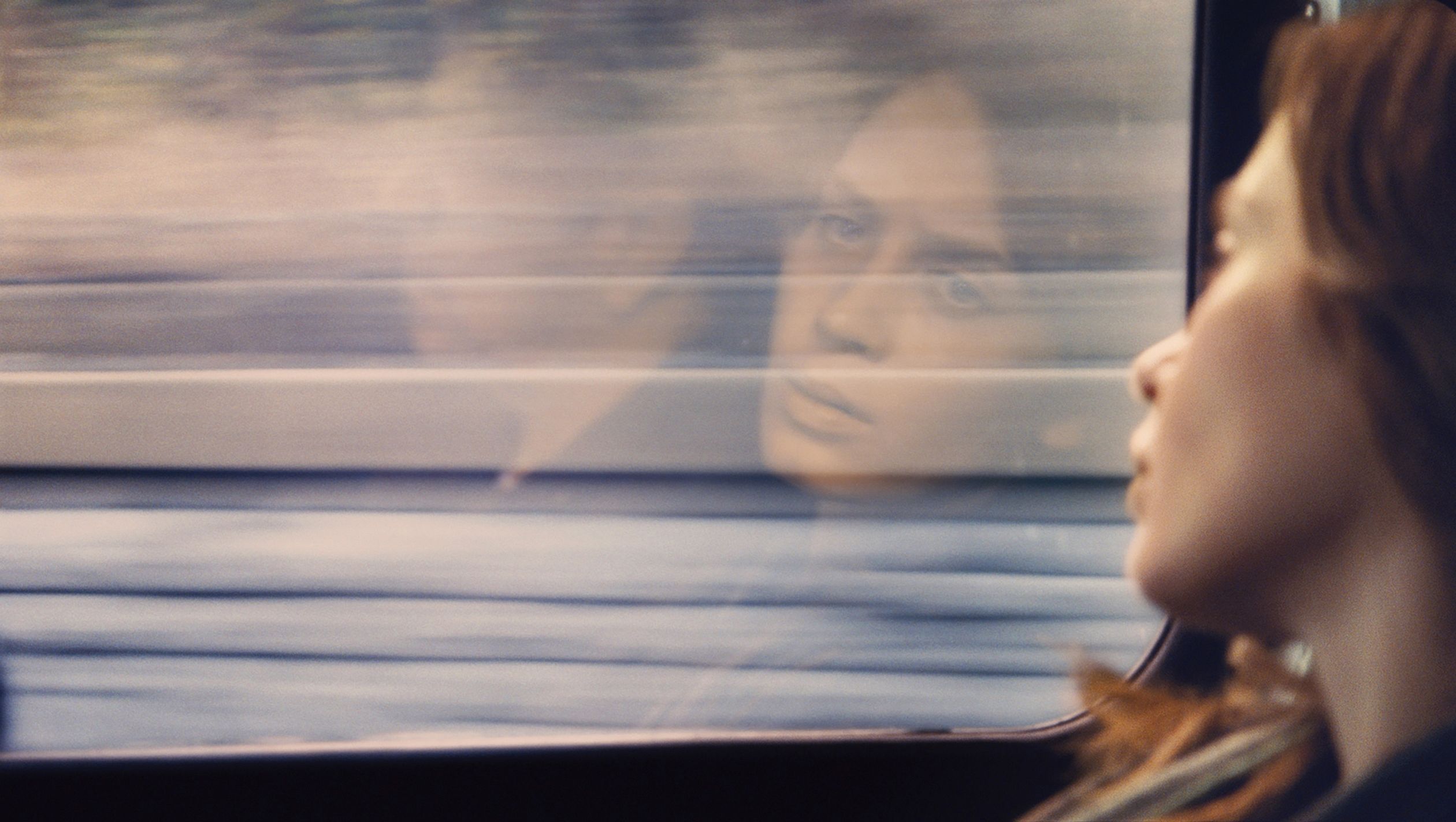 Вагон вошла она улыбнулась из окна. Девушка в поезде. Девушка в поезде у окна. Девушка в окне вагона поезда. Женщина у окна поезда.
